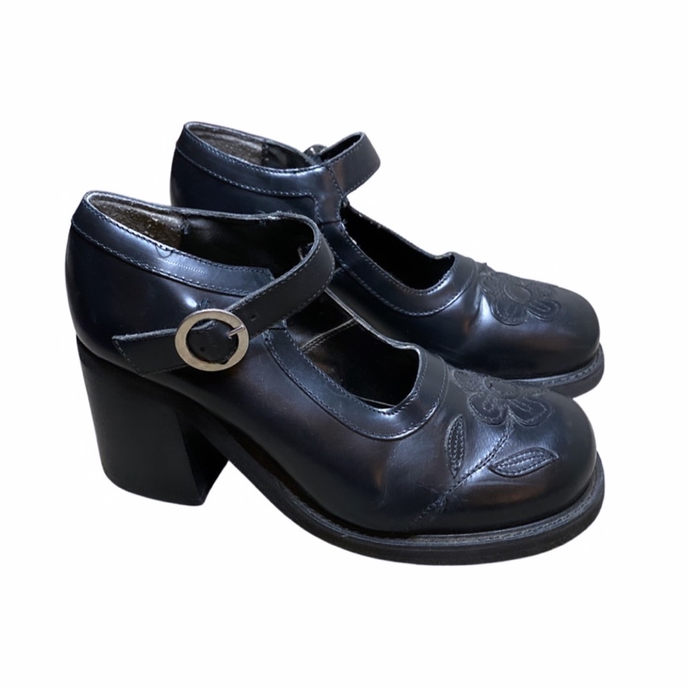 Vintage 90’s Steve Madden Chunky Mary Jane Heels with Flower Applique
